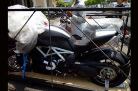 Ducati Diavel trắng carbon đời 2015 đã về tới Sài Gòn