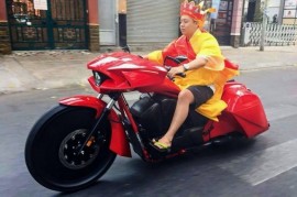 Đường Tăng cưỡi mô tô độ dạo phố