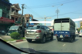 Ford Everest Titanium 2015 lăn bánh trên đường Việt Nam