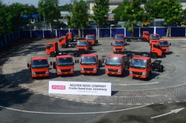 Fuso giao cùng lúc 30 xe tải cho khách hàng