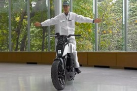 Honda giới thiệu môtô tự cân bằng tại CES 2017