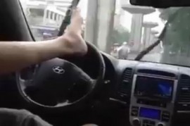 Shock với clip lái xe ô tô bằng chân tại Hà Nội