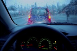 Lái ôtô dưới mưa bão - những cảnh báo tài xế Việt nên biết