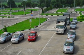 Không thi xe số tự động - lỗ hổng cấp bằng lái tại Việt Nam