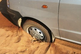 Những cách xử lý khi ôtô bị lún cát
