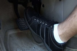  Xử lý thế nào khi xe đột ngột tăng tốc