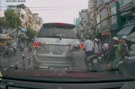 Trộm cắp logo xe hơi siêu nhanh tại Việt Nam