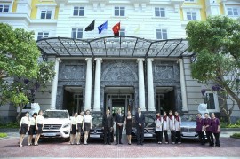 Mercedes-Benz Việt Nam bàn giao xe E-Class cho Hotel Royal Hội An