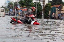 Sài Gòn thành sông, ôtô, xe máy bơi trong nước