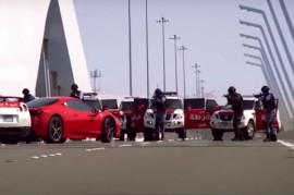 [Video] Cảnh sát Abu Dhabi làm phim hành động rượt đuổi xe