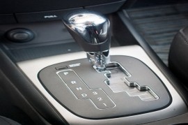 Có tiền cũng không mua xe hơi số tự động