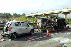 5 ôtô đâm liên hoàn trên cao tốc Trung Lương