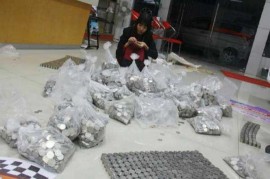 Mua ô tô bằng nửa tấn tiền xu