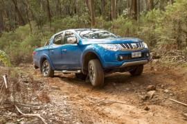 Clip: Khi nữ tay đua trở thành...người bán xe