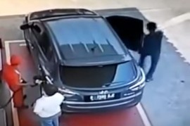 Trộm lẻn vào ô tô ăn cắp đồ vì đổ xăng không khóa cửa