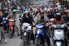 Chạy xe ở Việt Nam sợ nhất băng qua đường? 