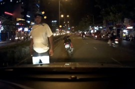Video: Xe máy tạt đầu ô tô và dừng xe...gây sự