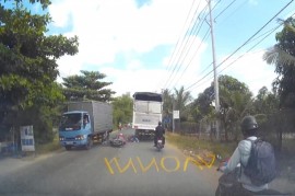 Video: Người đi xe máy vượt ẩu và bị xe tải cán qua