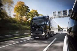 Xe tải tự lái Mercedes-Benz Actros chạy trên xa lộ Đức