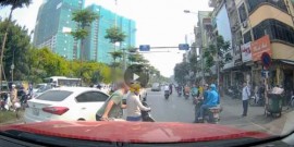 [VIDEO] Ninja dừng xe giữa đường bấm điện thoại và cách xử lý của anh Tây