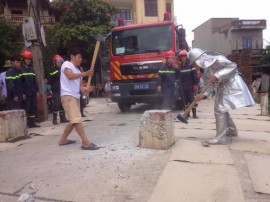 Đi chữa cháy - Xe cứu hỏa 'chào thua' cột bê tông làng