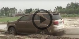 Mitsubishi Pajero Sport băng băng lội bùn, trêu ngươi Toyota Fortuner