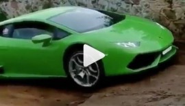 [VIDEO] Lamborghini Huracan vất vả vượt qua đoạn đường 'Siêu xấu'