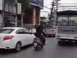 [VIDEO] Thanh niên 'hổ báo' cầm mã tấu chém đứt kính hậu xe Audi, Mercedes 
