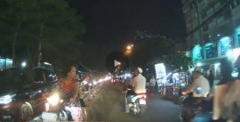 [VIDEO] Người phụ nữ không đội mũ bảo hiểm, đi ngược chiều, cản trở giao thông