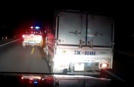 [VIDEO] Màn rượt đuổi kinh hoàng trong đêm giữa CSGT Việt Nam và xe tải