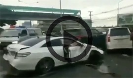 Vợ lái Fortuner đâm nát Mercedes của chồng do ghen tuông