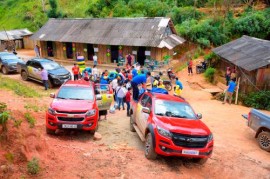 Nhân viên GM Việt Nam và đại lý chung tay hỗ trợ các trường học khó khăn và bị ảnh hưởng bởi lũ lụt