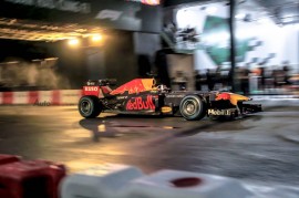 [VIDEO] Xe đua F1 trình diễn đầy phấn khích trên đường phố Việt