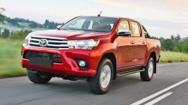 Toyota Hilux 2018 tăng giá 22 triệu đồng khi về Việt Nam