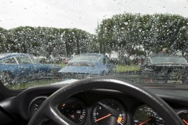 Mẹo xử lý mờ kính, nhòe gương khi lái xe ô tô trời mưa