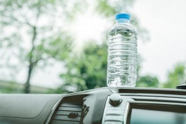 Để chai nước trong ôtô ngày nắng nóng là cực kỳ nguy hiểm