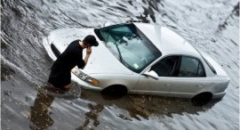 Phải làm gì khi xe ô tô đi vào chỗ ngập?
