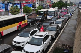 Lên lộ trình kiểm soát khí thải xe ô tô