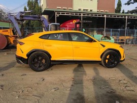 Siêu bò Lamborghini Urus màu vàng cập bến Việt Nam