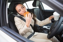 Những thói quen xấu của phụ nữ khi lái xe dễ dẫn tới tai nạn