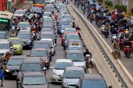 'Cuộc chiến' giành đường của xe máy và ôtô tại Việt Nam