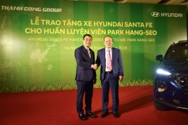 Tập đoàn Thành Công và Hyundai trao tặng xe SantaFe cho ông Park Hang Seo