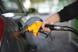 Giá xăng tăng kỷ lục: Cách sử dụng ô tô đỡ tốn xăng