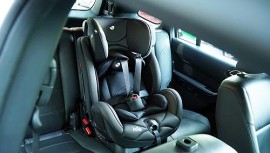 8 điều bạn không nên làm khi có trẻ em trong xe hơi