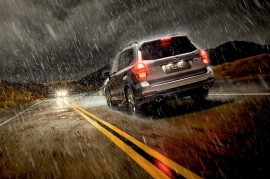 Những điều cốt tử cần biết khi lái xe ô tô ngày mưa bão