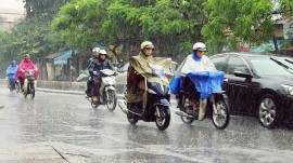 Cách điều khiển xe máy an toàn trong trời mưa bão