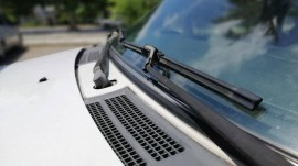 Cách làm sạch kính chắn gió ô tô đơn giản tài xế nào cũng cần phải biết