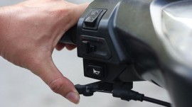 Xe máy khó nổ khi bị sặc xăng, xử lý như thế nào?