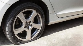 Nổ lốp xe khi đang di chuyển giữa đường phải làm thế nào?