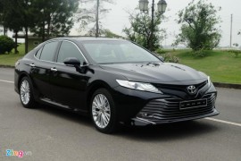 Bán 'bia kèm lạc', Toyota Camry 2019 chênh giá 50-100 triệu đồng